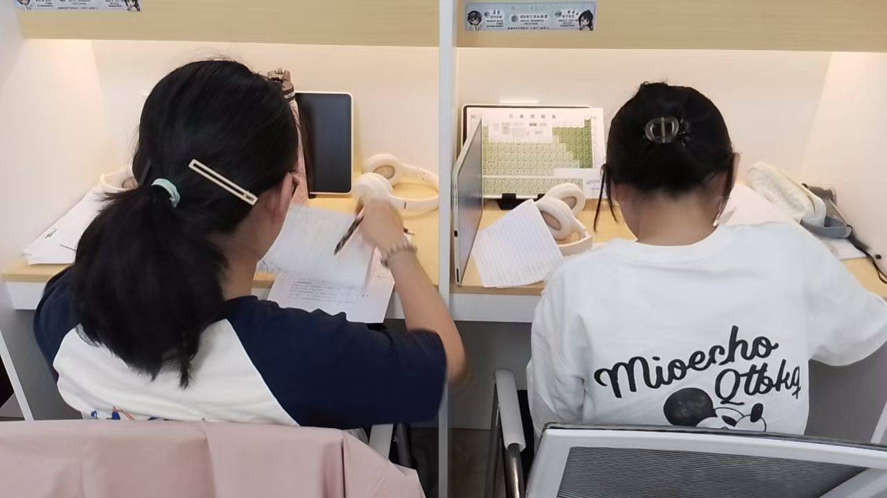 学生正在学习
